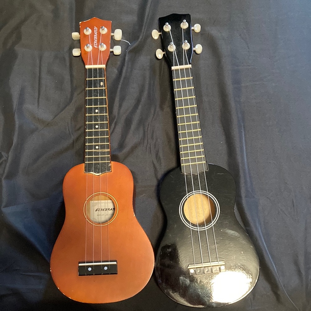 Ukeleles (wood/black)